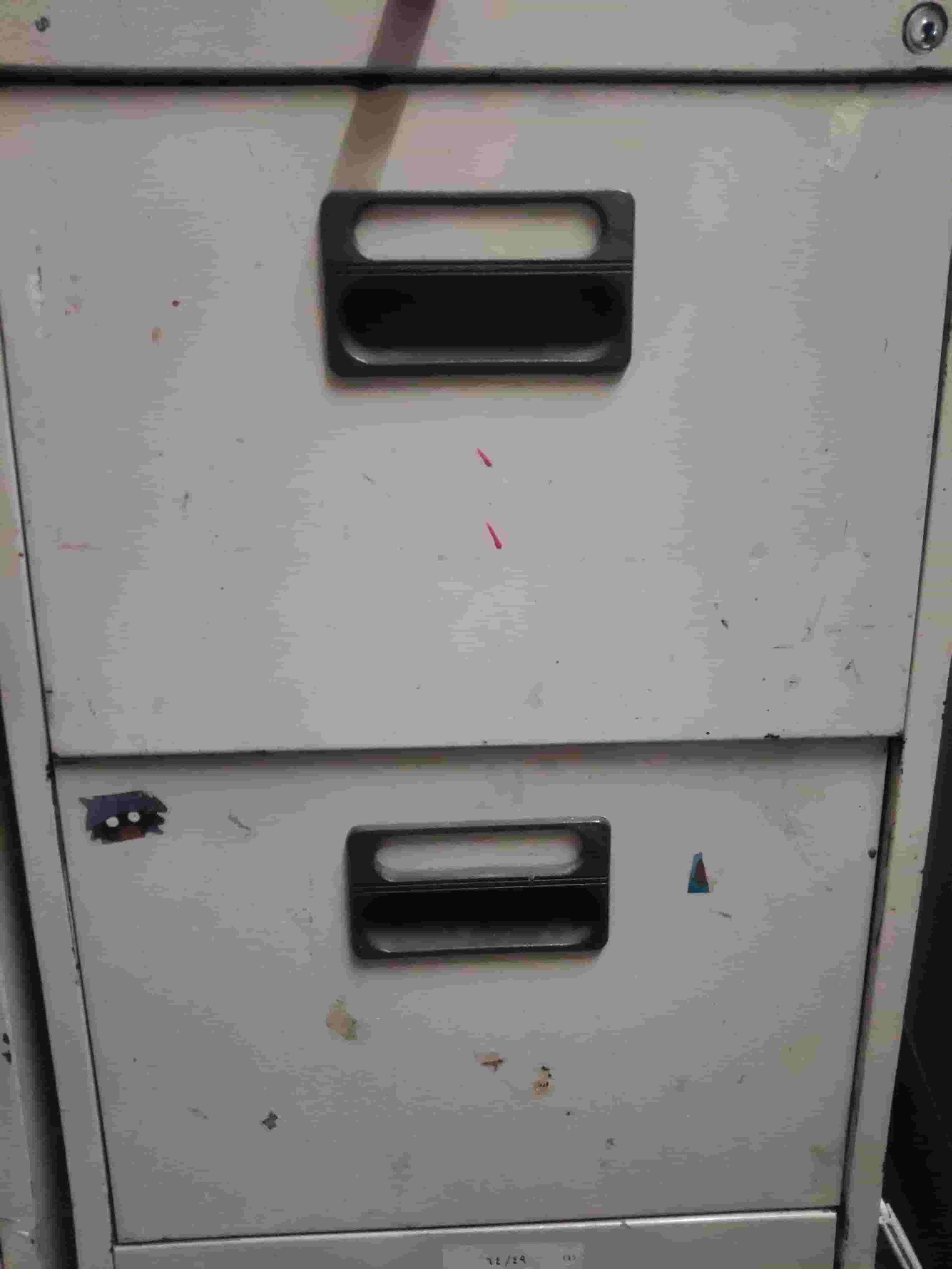 Iron drawer cabinet with 4 drawers 