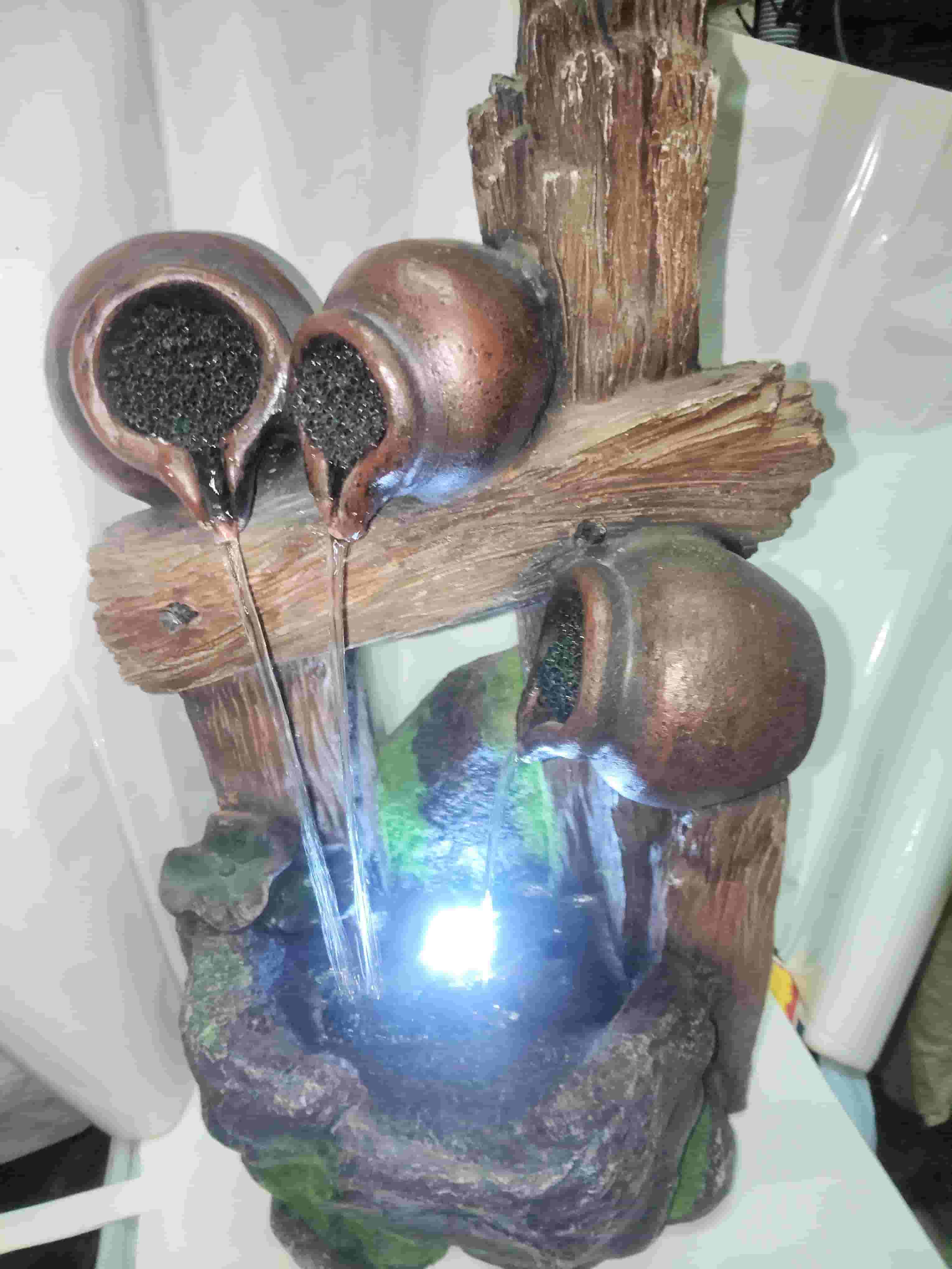 نافورة تحفة فنية جميلة مع إضاءة