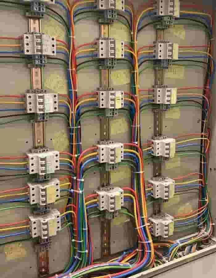 فنى كهربائي