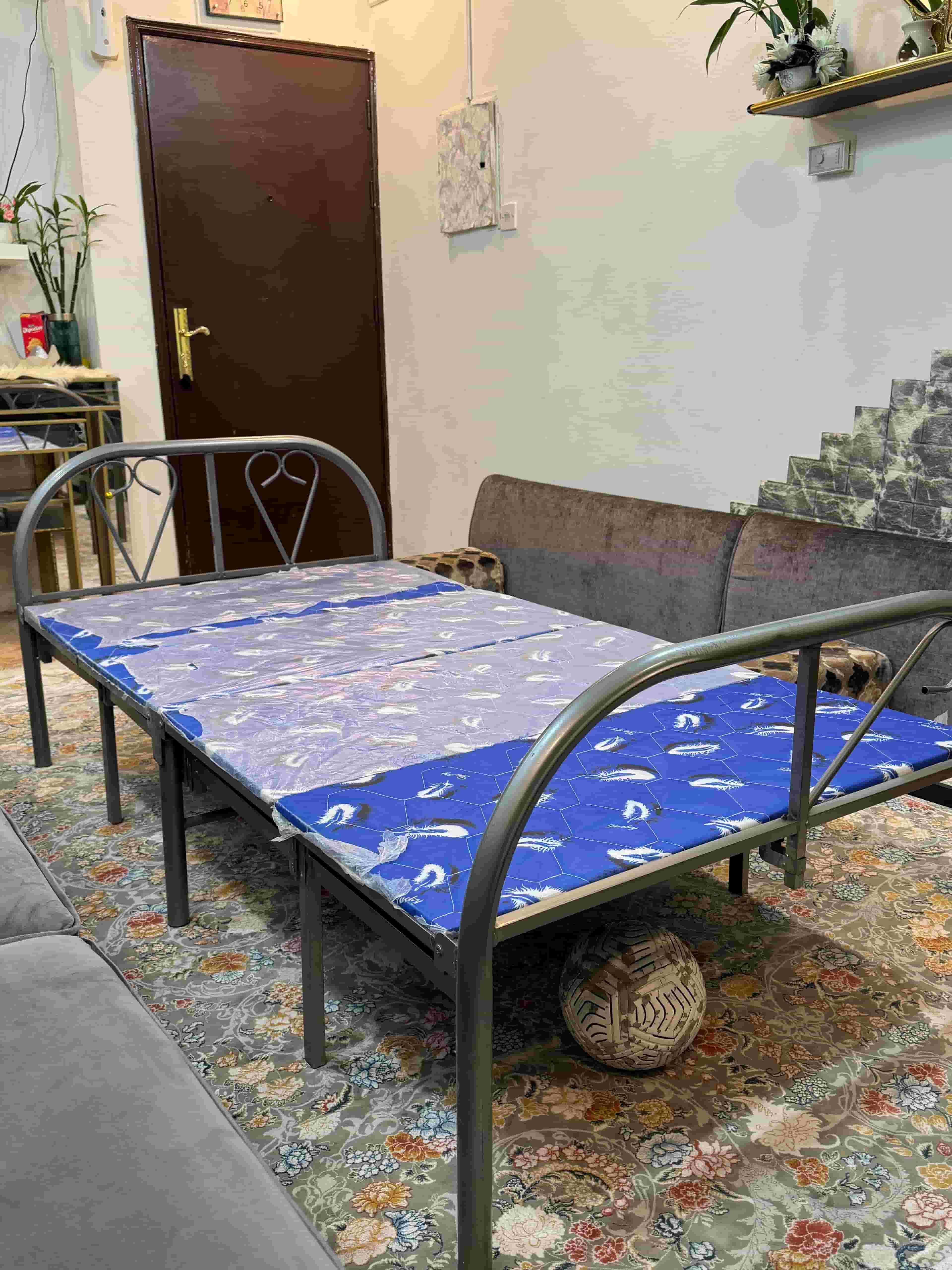 سرير قابل للطي بحاله ممتازة