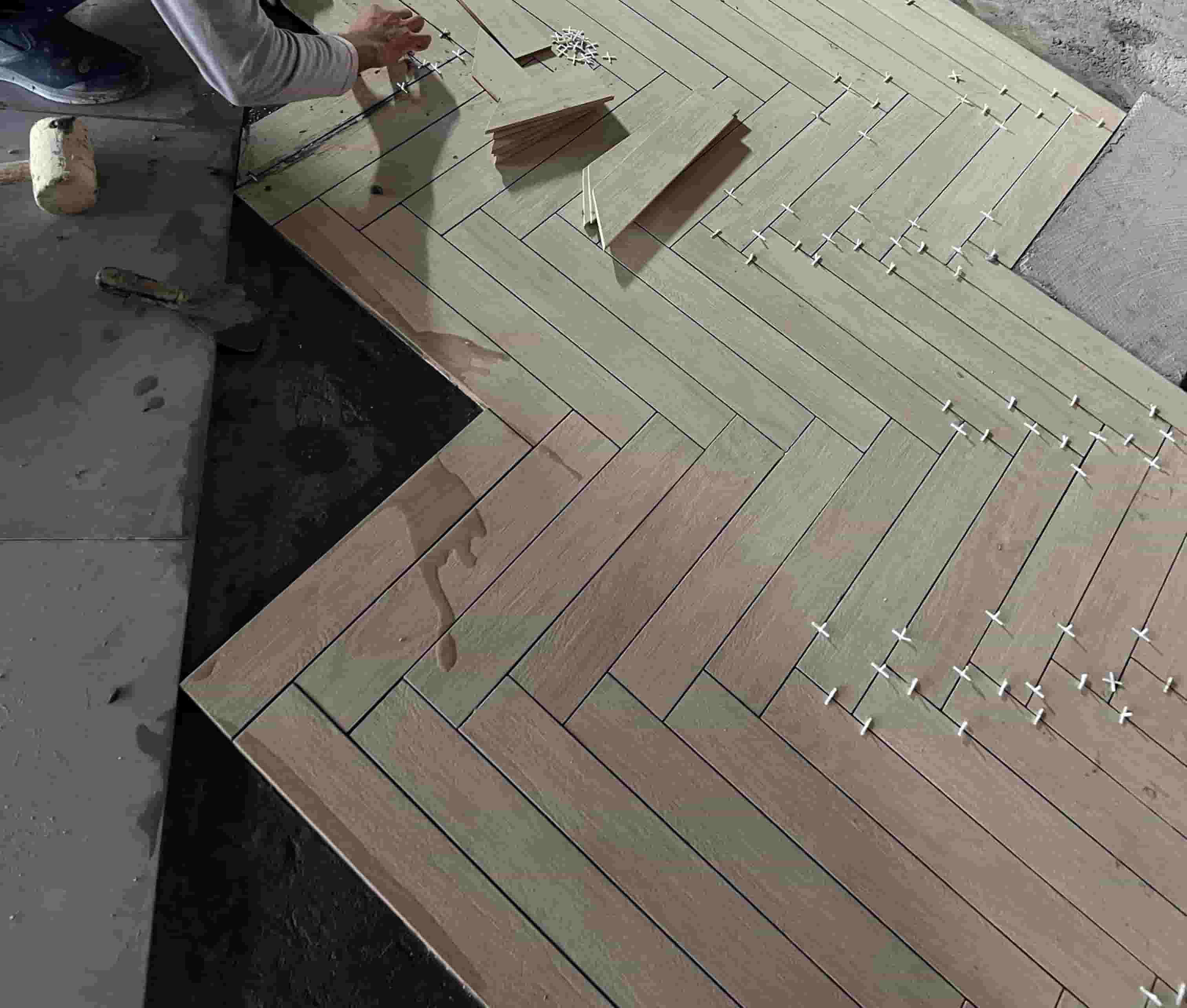 فني لتركيب السيراميك وارضيات