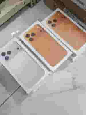  ايفون اماراتي 17 برو ماكس طبق الأصل