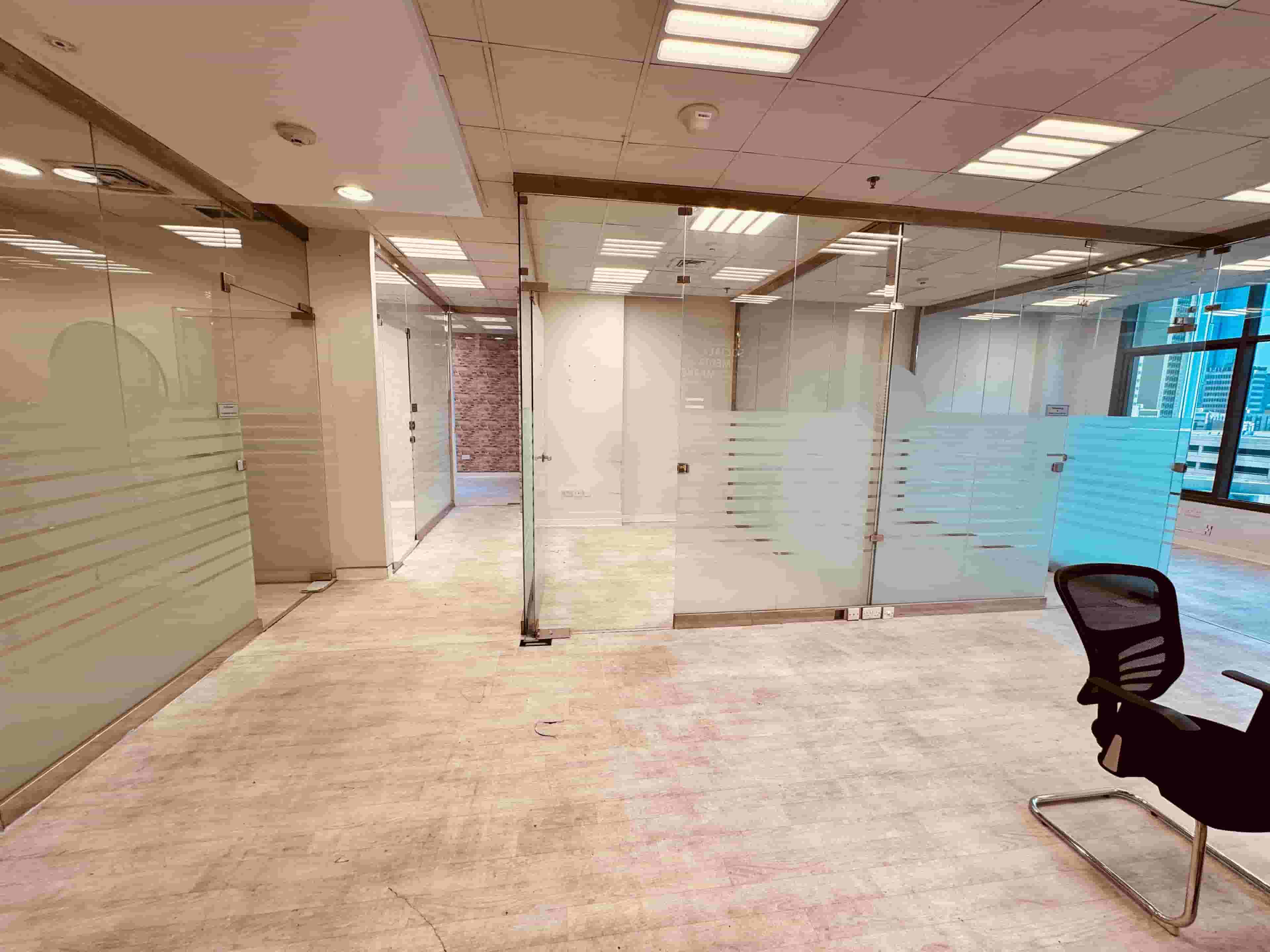 For rent a commercial office - East. 160 m. 3 numbers