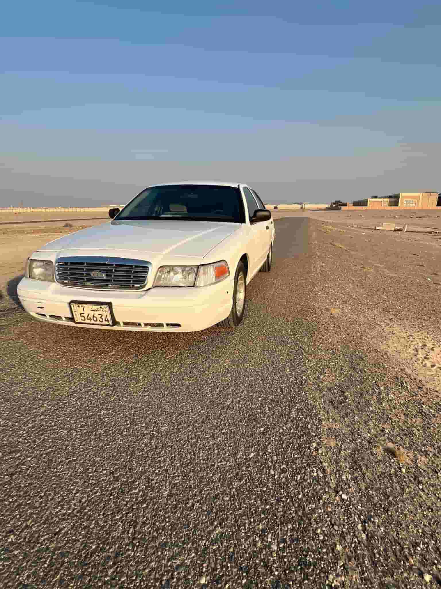 Ford Crown Victoria model 2000
