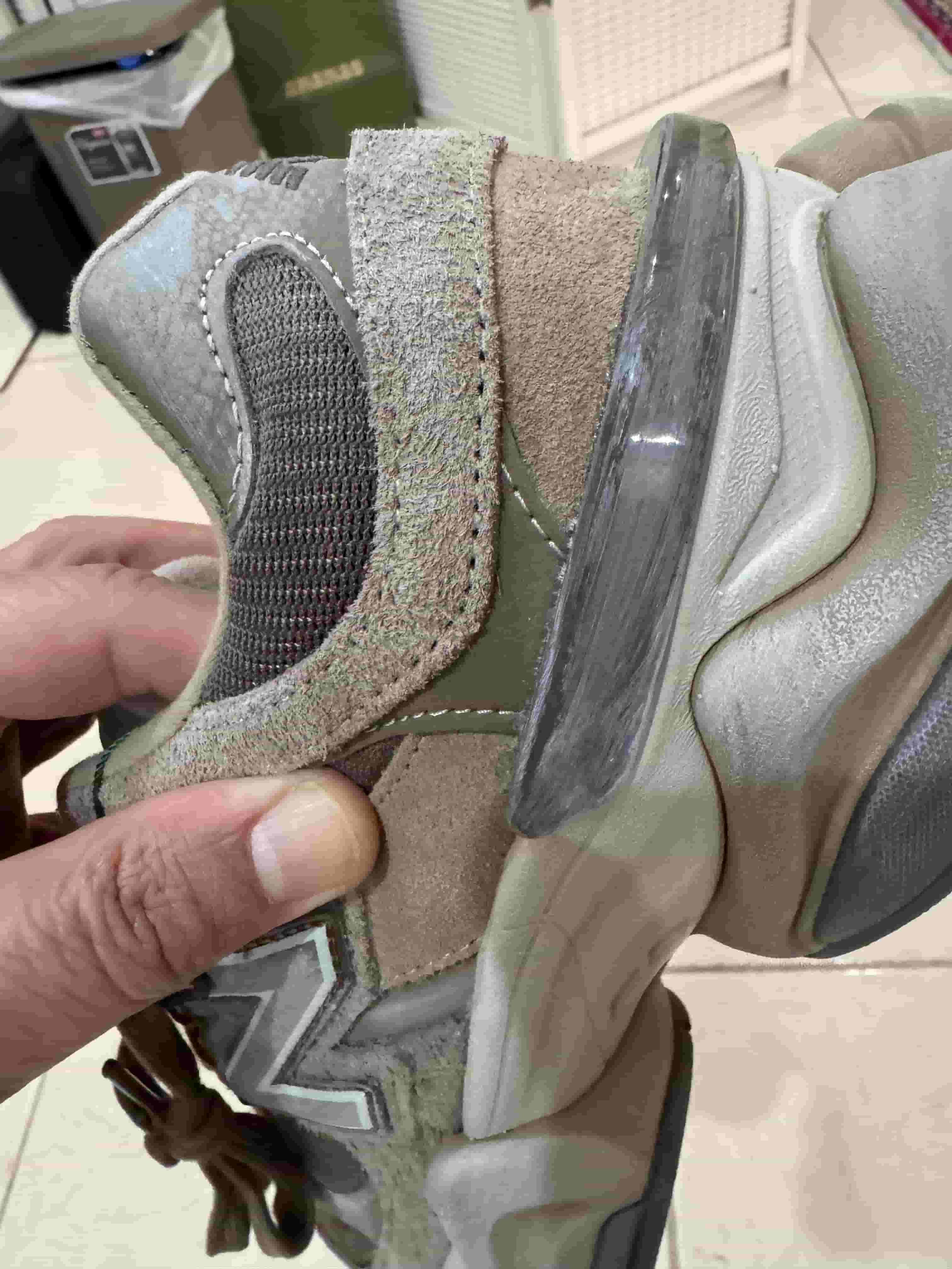 للبيع حذاء نيو بلا نس جديد ، لون مميز