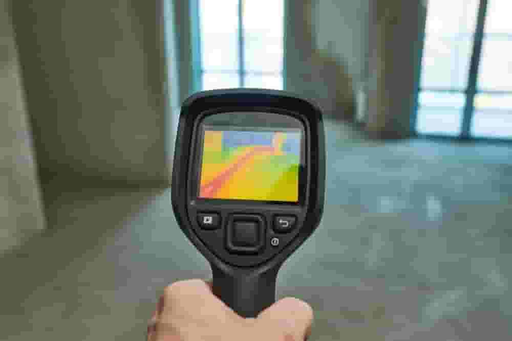 فنى سباك وكشف خرير المياه