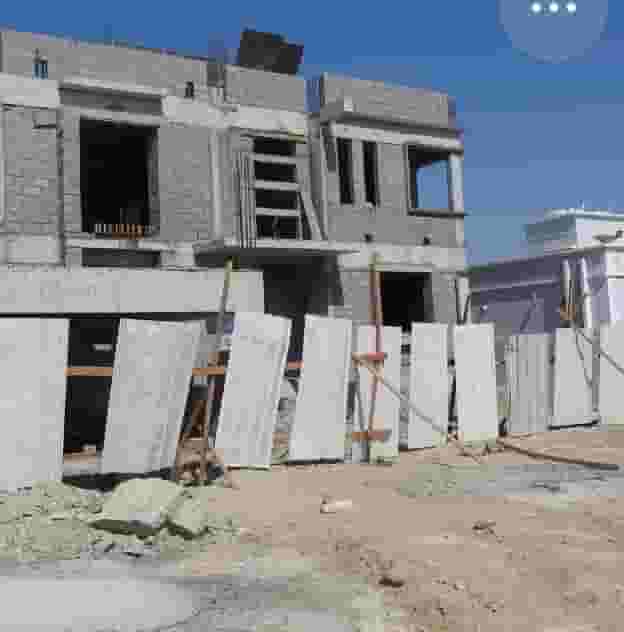 A foreman (contractor) is required for a contracting company