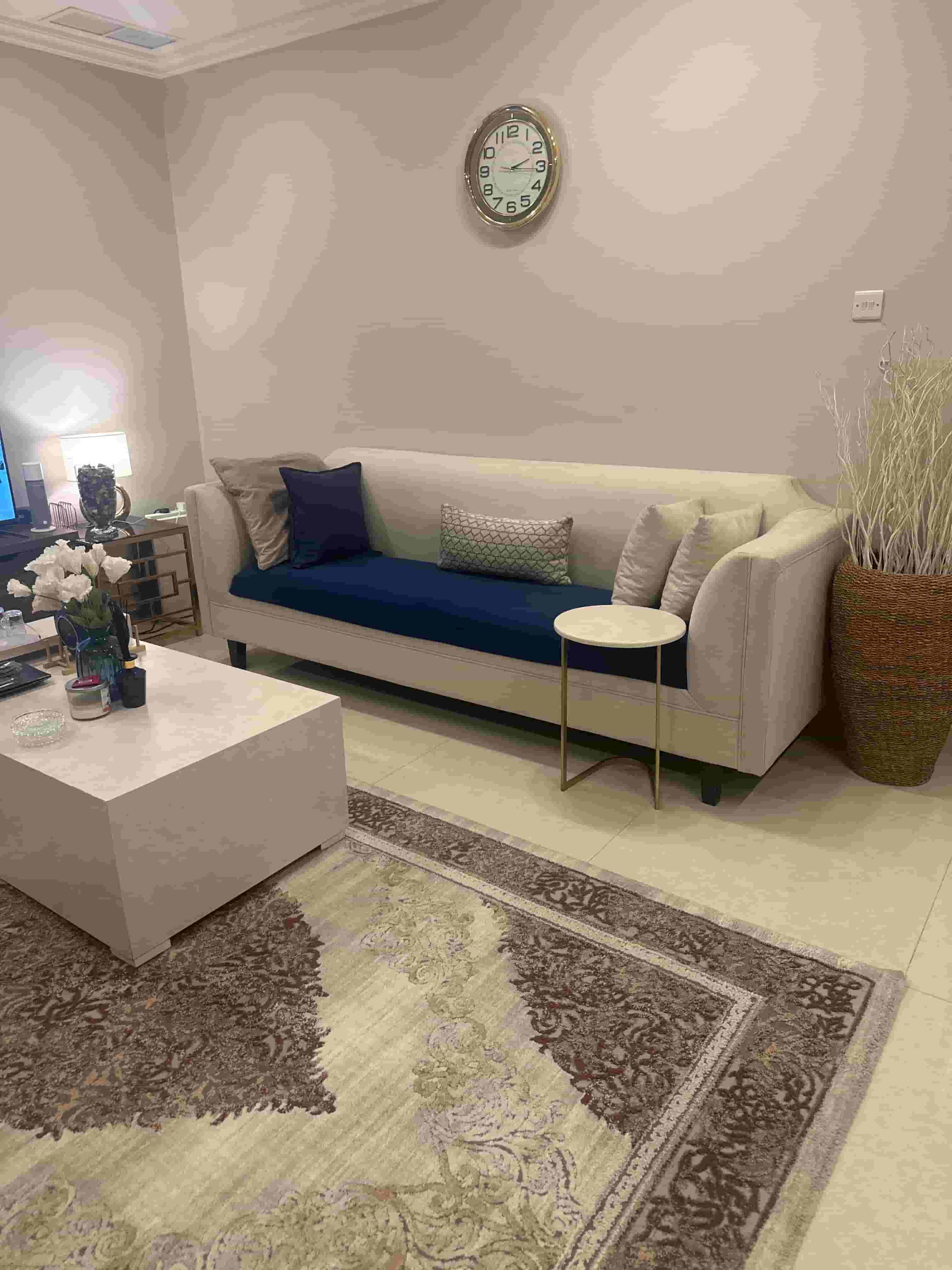 A very clean sofa set