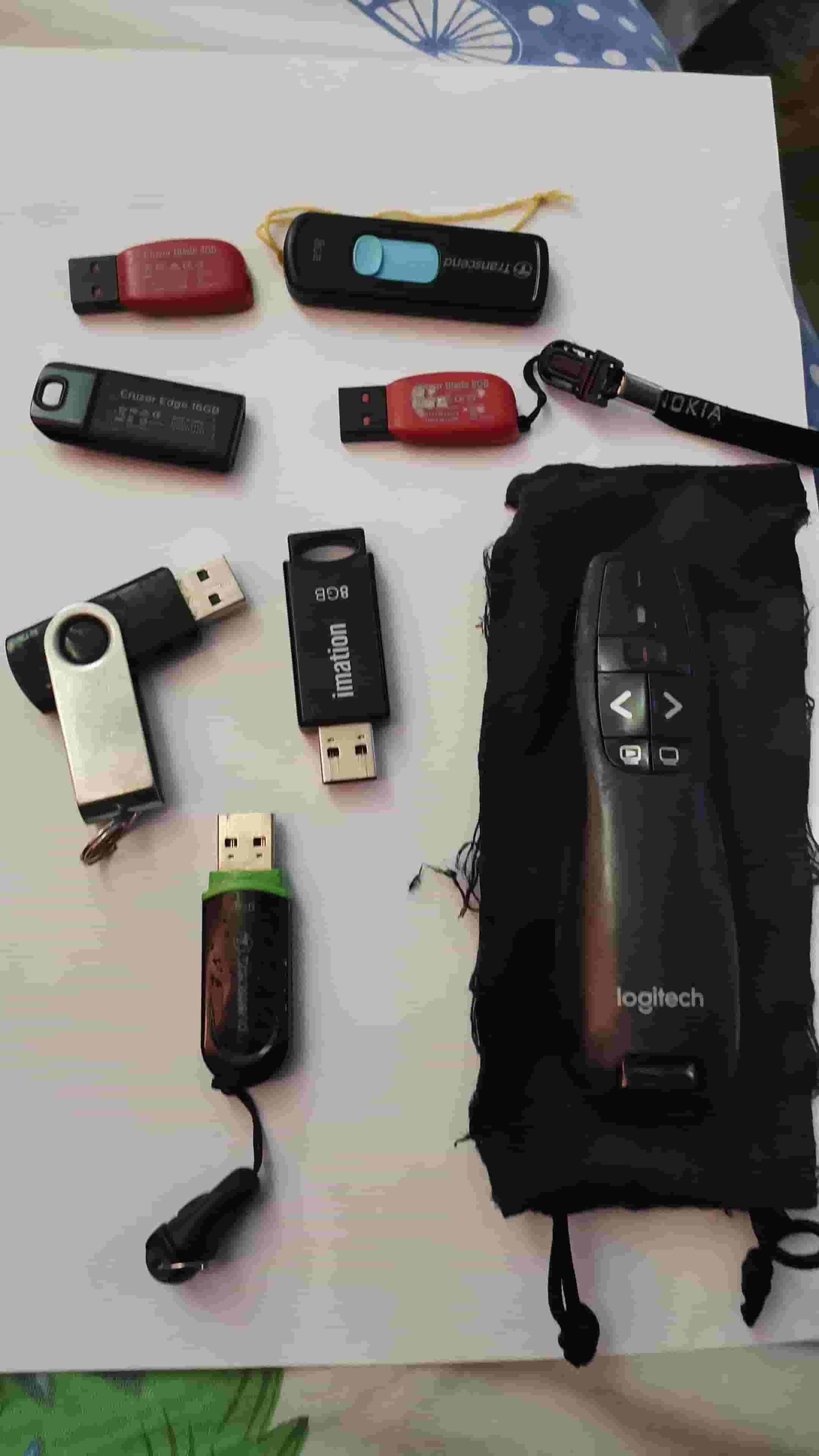 Flashes of different sizes and a pointer device