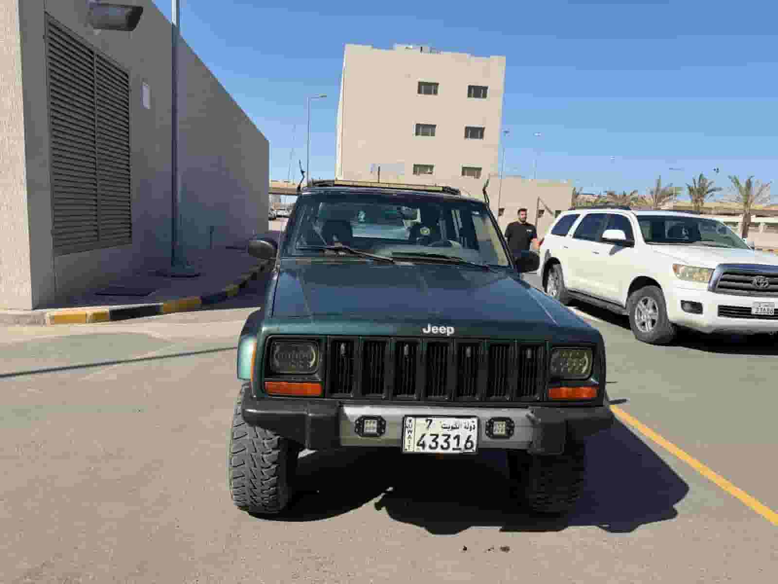 جيب شروكي 2000