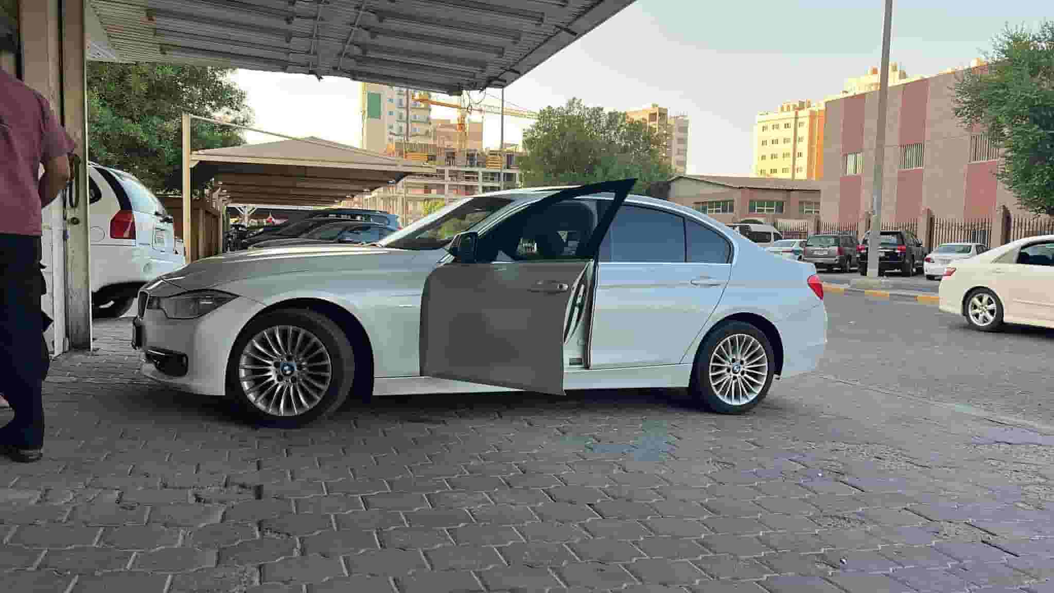 بي ام دبليو 320i Luxury 2012 بحالة جيدة تحتاج ماكينة,