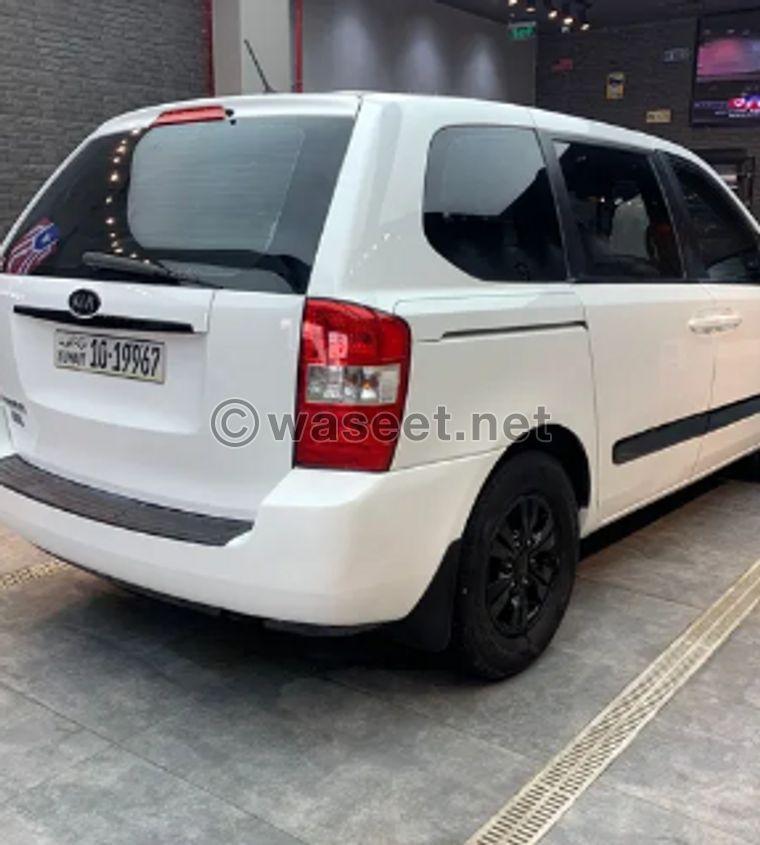 KIA Carnival 2011 1