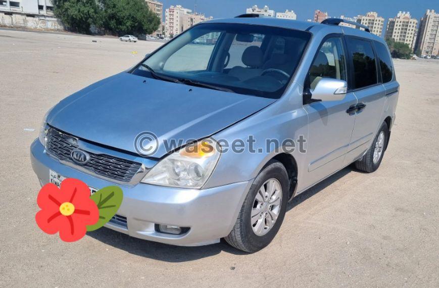 KIA Carnival 2011  1