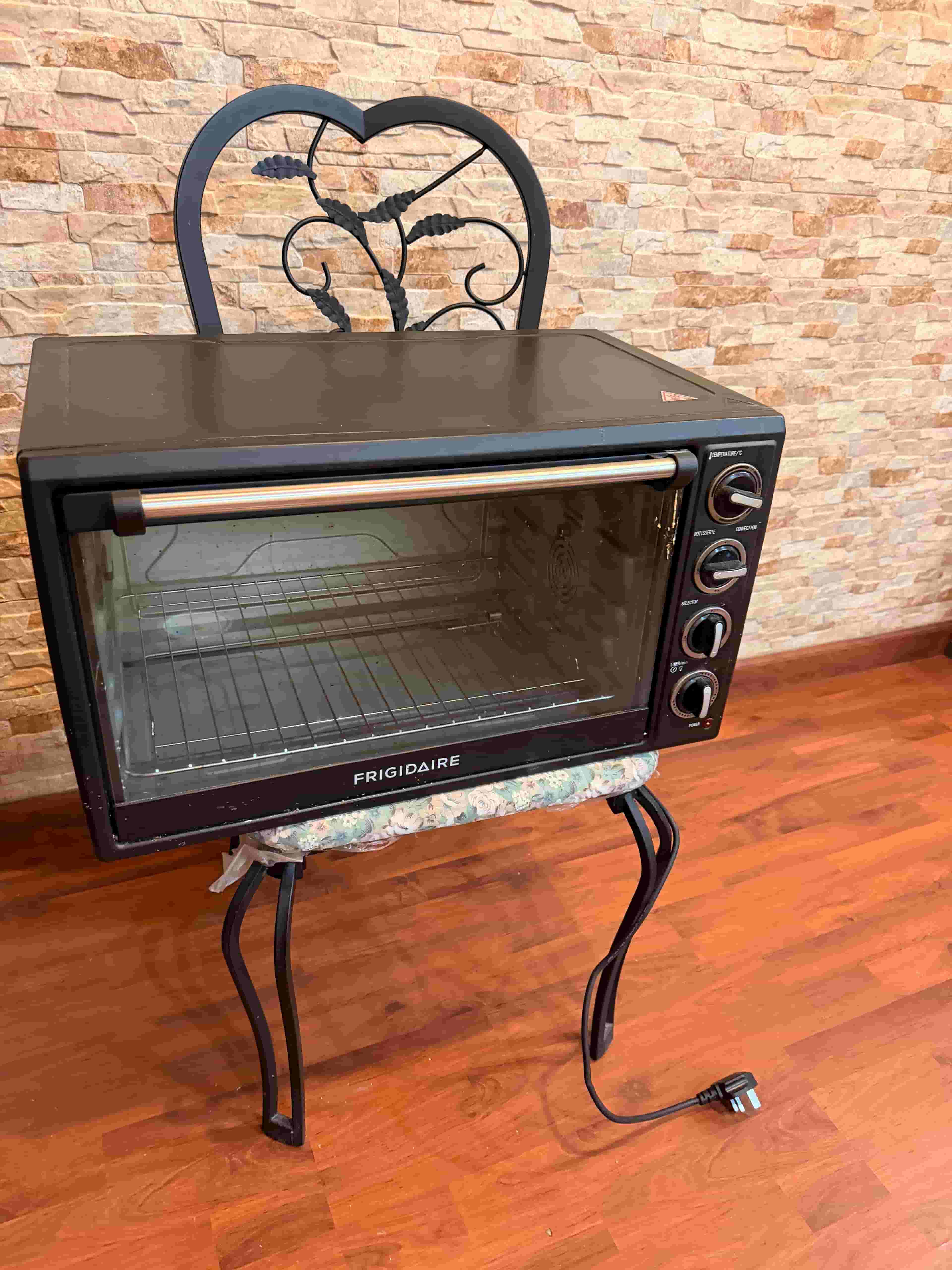 Used FRIGIDAIRE electric oven Used FRIGIDAIRE electric oven