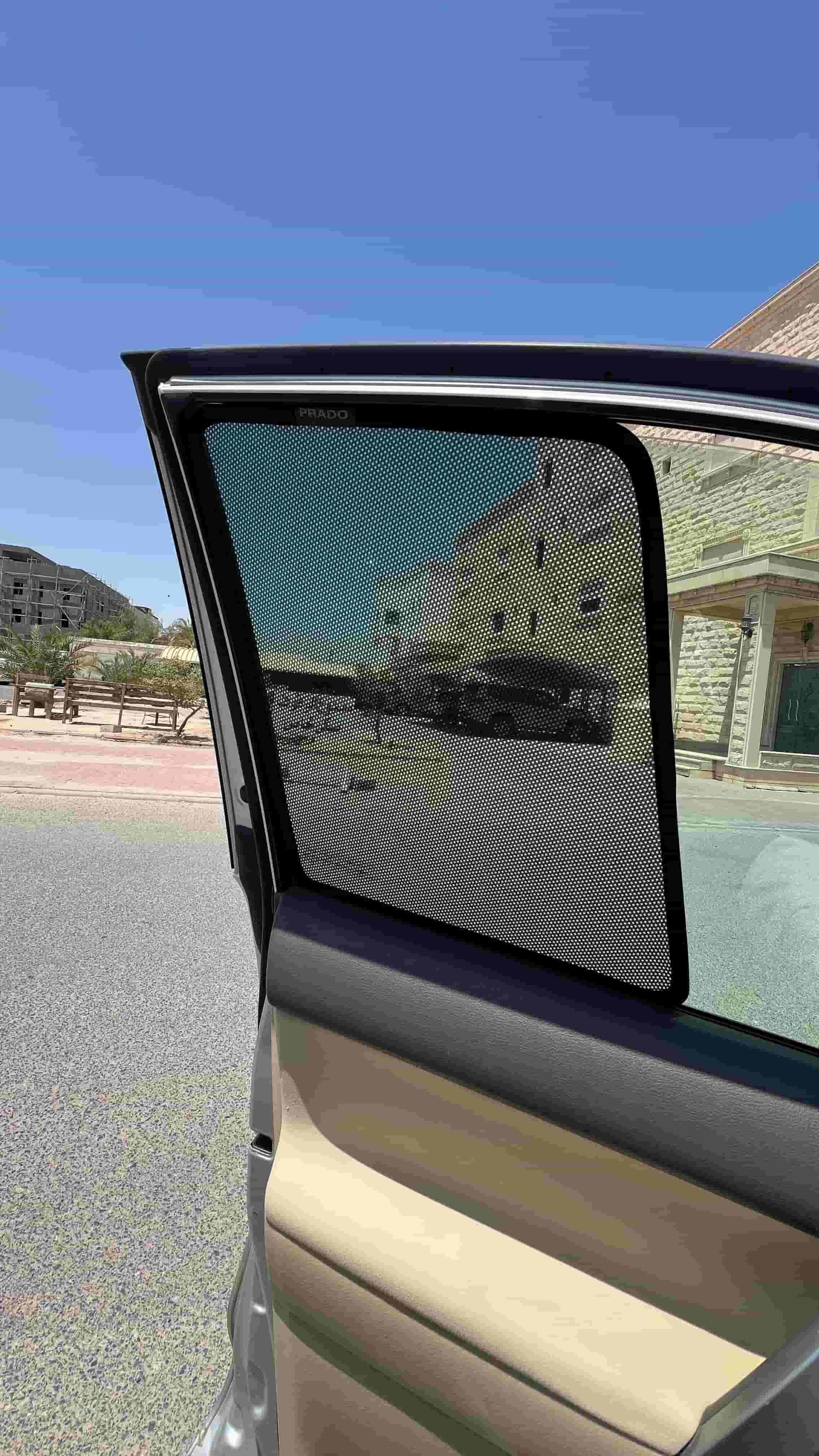 The original Toyota Prado curtain is a magnet The original Toyota Prado curtain is a magnet